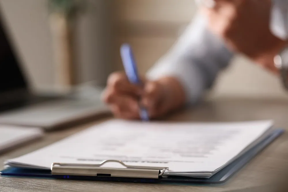 Antreprenor care semnează documentele de înființare a firmei, cu valoarea capitalului social trecută în actul constitutiv