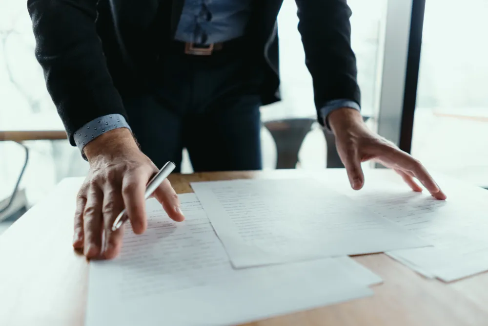 Administrator care verifică situațiile financiare pentru a stabili capitalul social minim aplicabil firmei sale